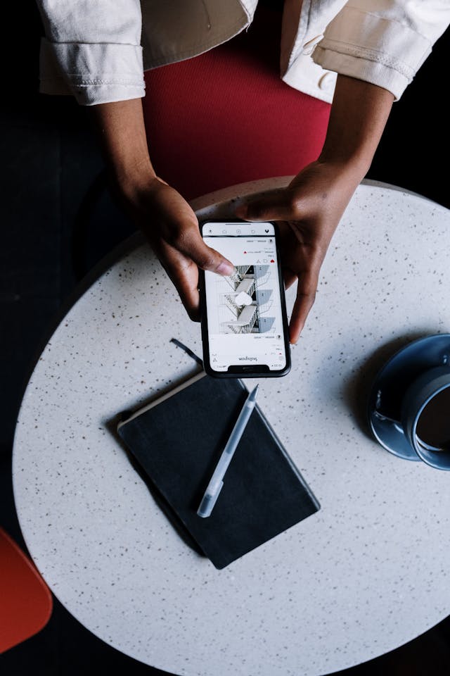 pexels-cottonbro-5053852 | Path Social Qualcuno che scorre su Instagram sul proprio telefono e tocca "mi piace" su un post.