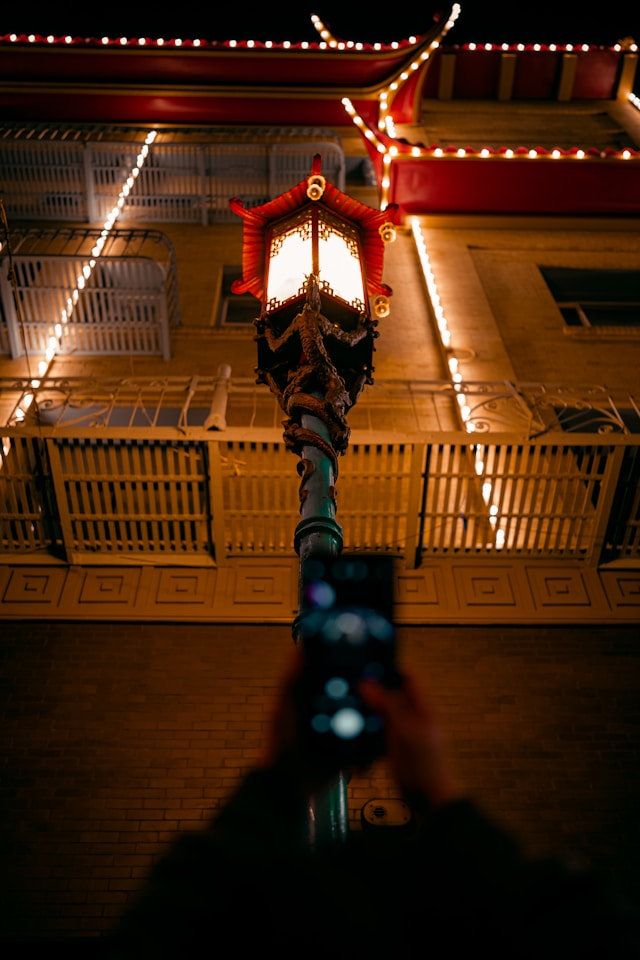 jairo-gonzalez-1E660RKEVss-unsplash | Path Social Alguien haciendo una foto de una farola.