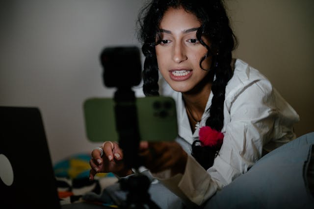 pexels-mizunokozuki-13929968 | Path Social Una creadora adolescente graba un vídeo con su teléfono móvil sobre un trípode.