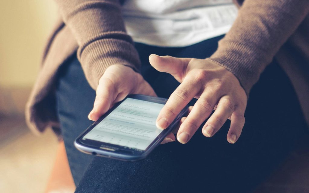 pexels-pixabay-267447 | Path Social Jemand tippt auf sein Mobiltelefon, um online nach etwas zu suchen.