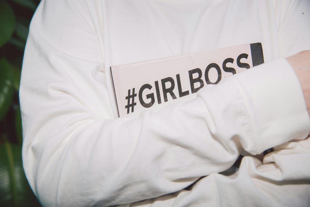 pexels-polina-zimmerman-3747246-1 | Path Social Jemand in einem weißen Kapuzenpulli umarmt ein Notizbuch mit der Aufschrift #GirlBoss.