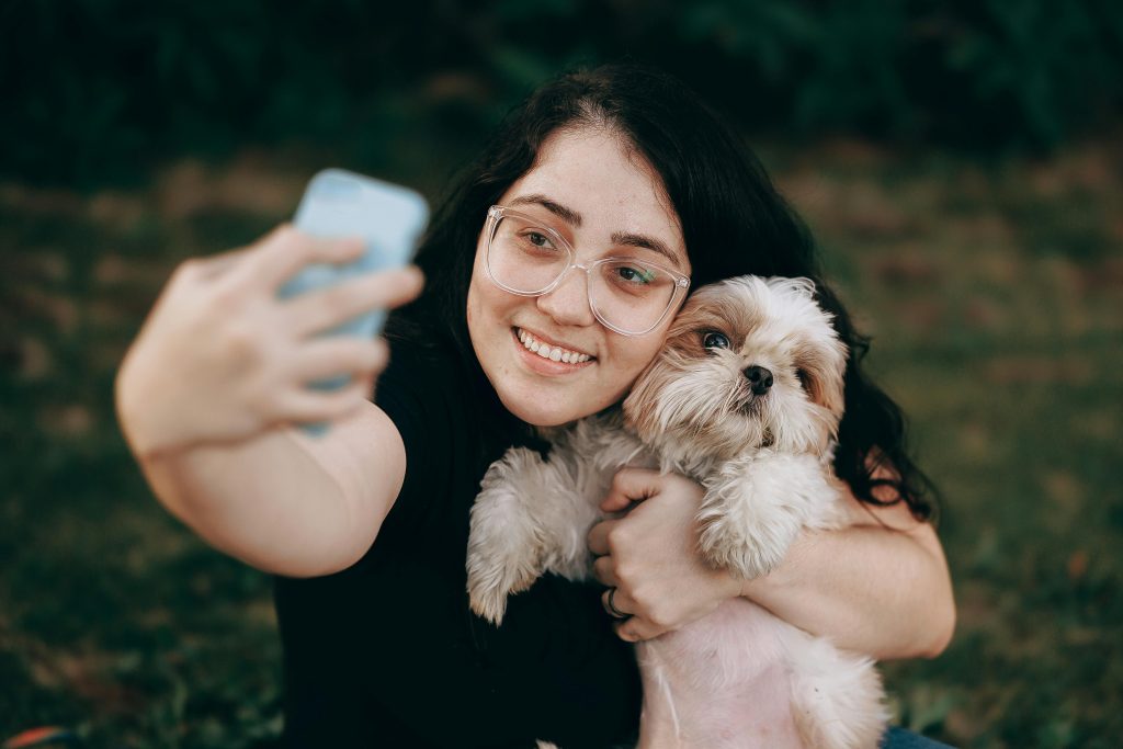 pexels-wildlittlethingsphoto-27087015 | Path Social Eine Frau macht ein Selfie mit ihrem süßen Hund.