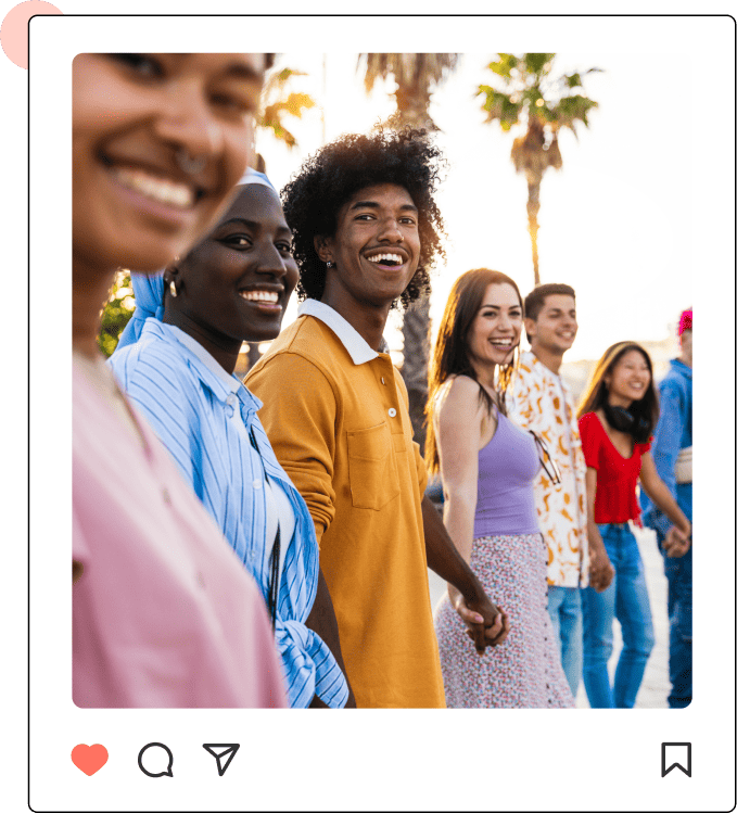 Path Social의 '좋아요'( Instagram ) 게시물에 야자수 옆에서 손을 잡고 있는 친구들의 스톡 이미지를 사용한 그래픽입니다.
