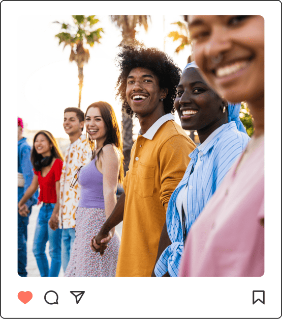 Path Social의 '좋아요'( Instagram ) 게시물에 야자수 옆에서 손을 잡고 있는 친구들의 스톡 이미지를 사용한 그래픽입니다.