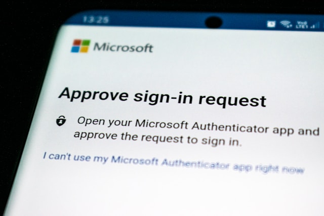 Um ecrã de telemóvel que mostra as instruções de uma aplicação para autenticar um início de sessão utilizando a aplicação Microsoft Authenticator.