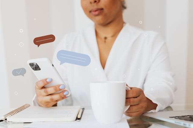pexels-karolina-grabowska-6214968 | Path Social Uma mulher a ler comentários nas redes sociais no seu telemóvel enquanto segura uma chávena de café.