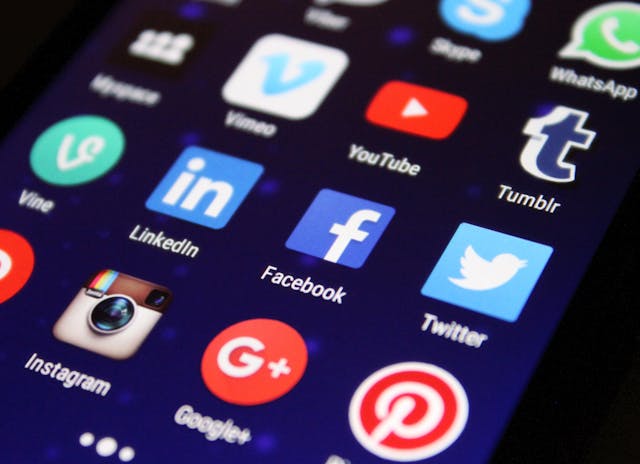 pexels-pixabay-267350 | Path Social Primer plano de la pantalla de inicio de un smartphone con varios iconos de redes sociales.