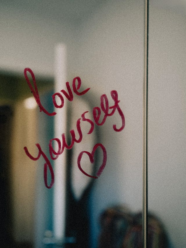 pexels-fotios-photos-28767841 | Path Social 赤い口紅で "Love yourself "と書かれた鏡。