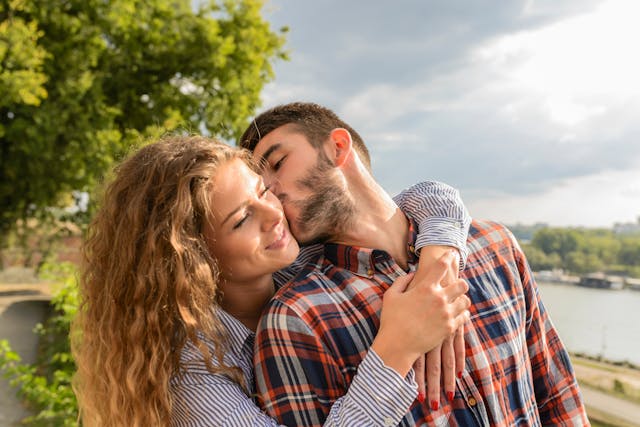 pexels-vera-arsic-304265-984923 | Path Social 腕に抱かれながら女性の頬にキスをする男。