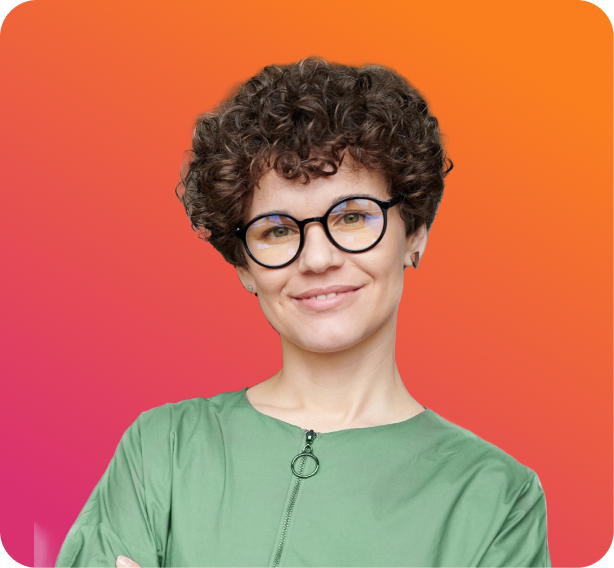 Frame-1000005307-1-1png | Path Social Selbstbewusste Person mit lockigem Haar und Brille, die mit verschränkten Armen dasteht, mit einem Text, der das Vertrauen von mehr als 24.000 Influencern und Marken für Instagram Wachstum hervorhebt.