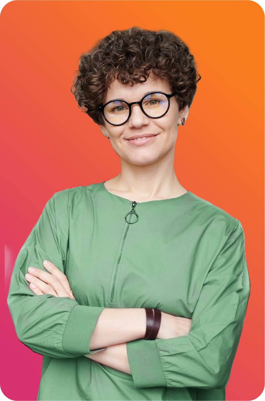 Frame-1000005307png | Path Social Selbstbewusste Person mit lockigem Haar und Brille, die mit verschränkten Armen dasteht, mit einem Text, der das Vertrauen von mehr als 24.000 Influencern und Marken für Instagram Wachstum hervorhebt.