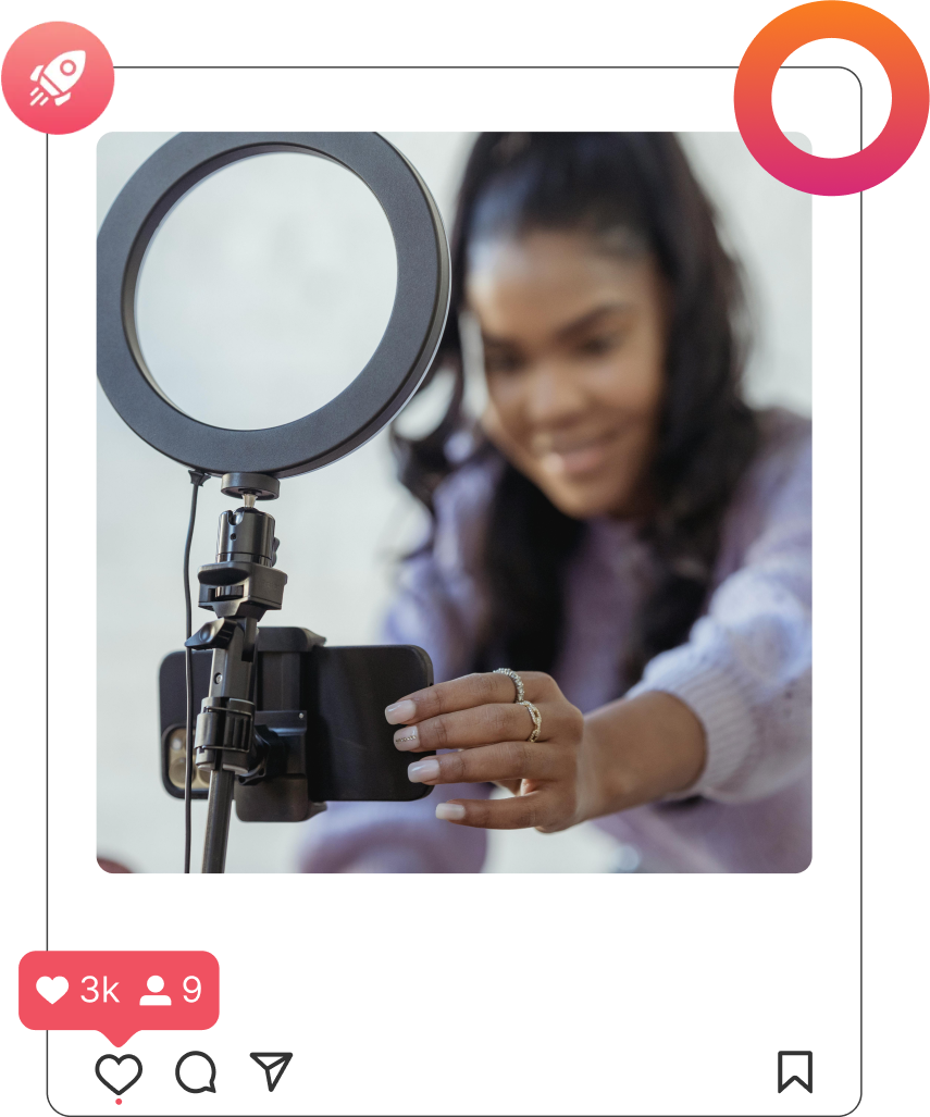 Group-3892-1png | Path Social Lächelnde Frau, die ein Smartphone auf einem Stativ mit einem Ringlicht aufstellt, neben Grafiken, die das Wachstum der Instagram und 3.000 Likes zeigen.