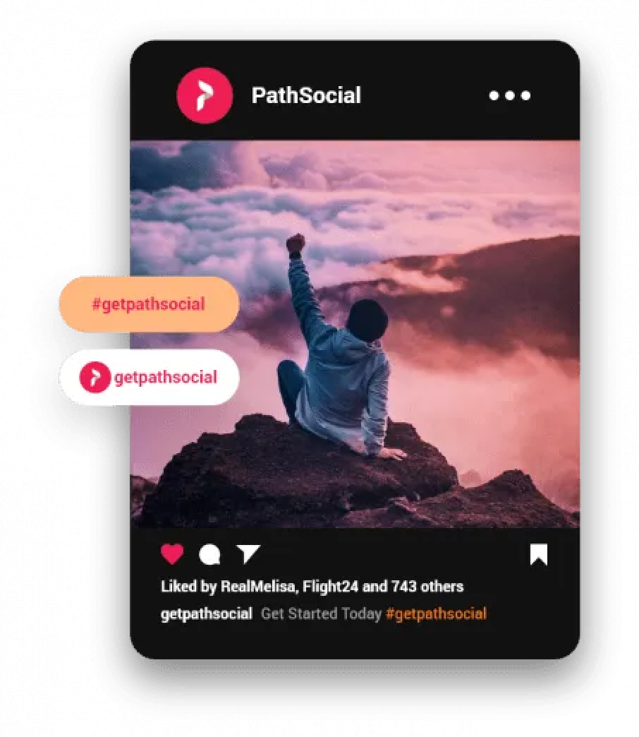 Instagram ハッシュタグ#getpathsocialとエンゲージメントの詳細とともに、日の出の山頂に座って勝利の拳を上げる人物を映した投稿。