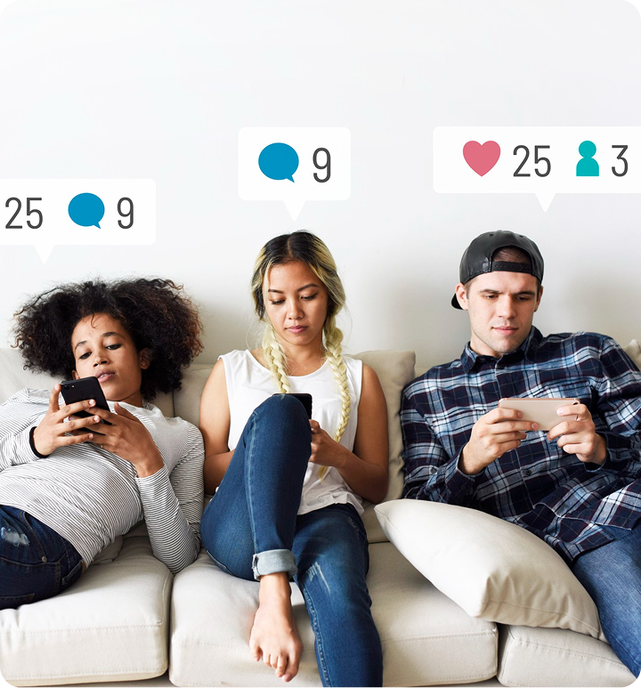 fc-realtime.png | Path Social Menschen auf einer Couch, auf ihren Telefonen, mit Symbolen für das Engagement in sozialen Medien über ihnen, die die Anzahl der Instagram anzeigen.